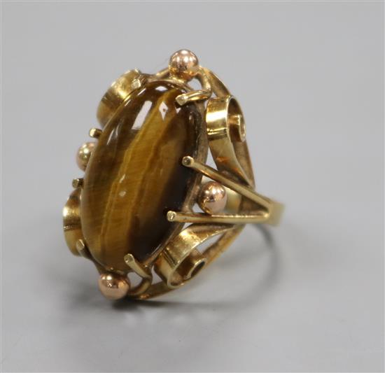 A 585 yellow metal and tigers eye quartz dress ring, size K.